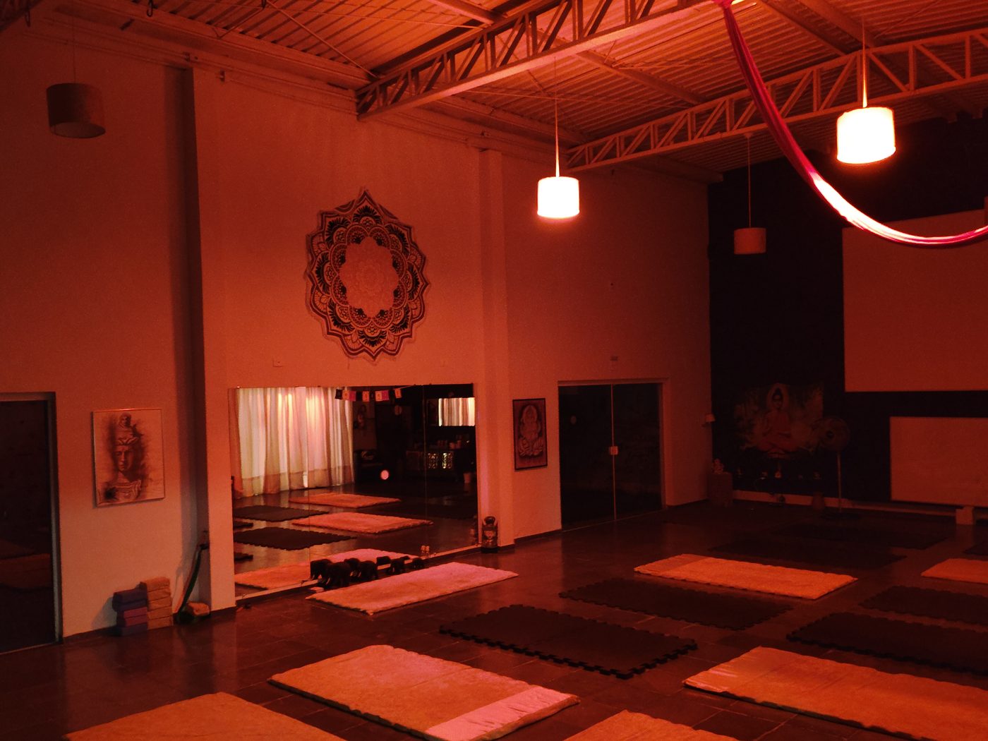 Salão do NIU Espaço com mats e mandala na parede