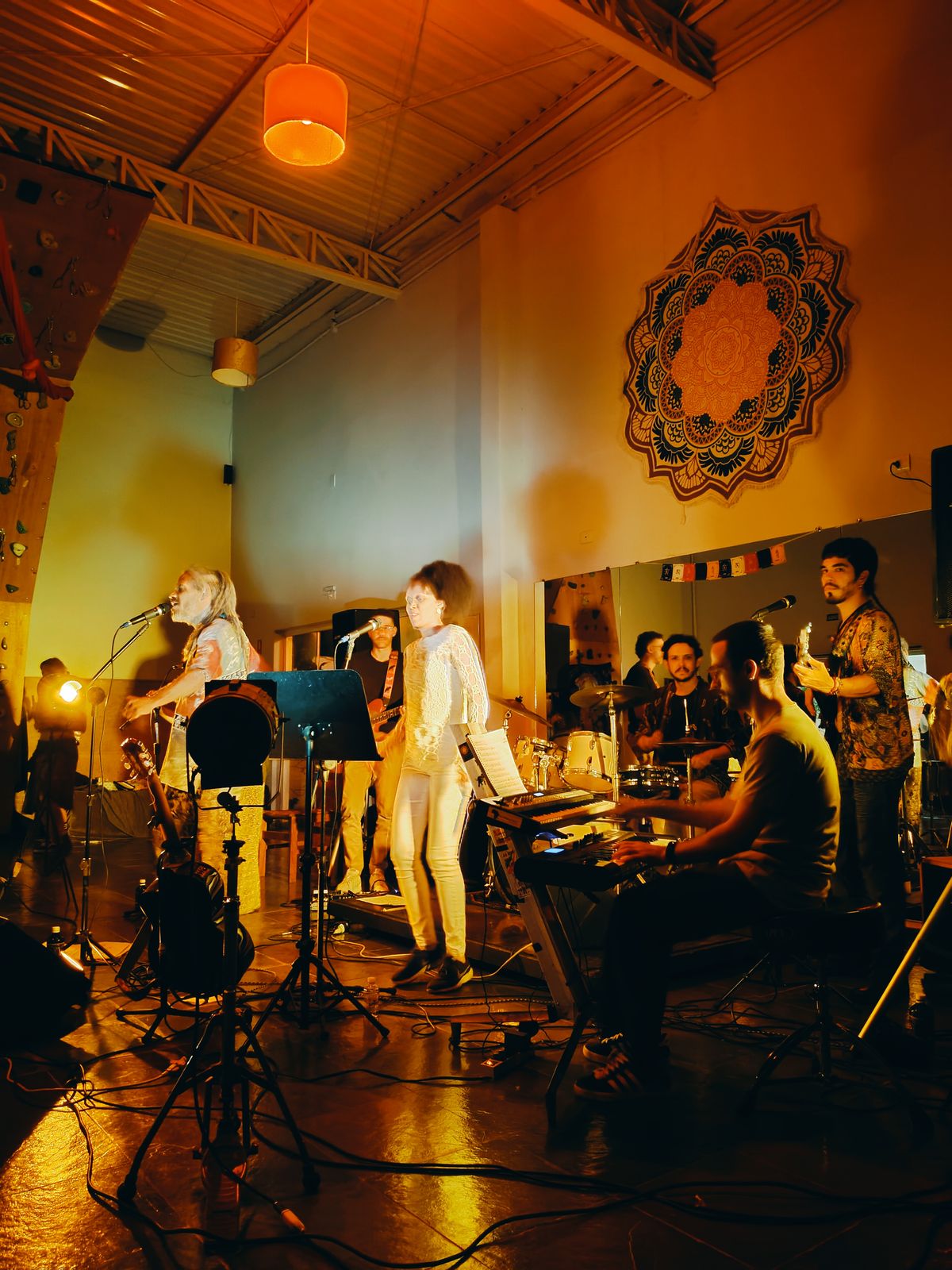 Banda se apresentando no NIU Espaço
